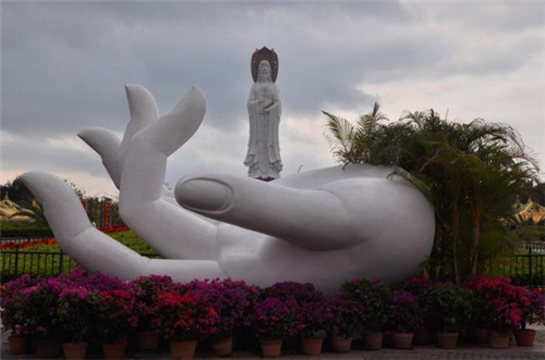 亲戚朋友拿花圈什么歌（亲戚送花圈）