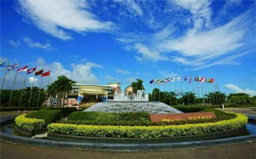 柏拉蒙有机鲜奶吧在陆川县有几家店铺，陆川县奶吧店的市场有潜力吗